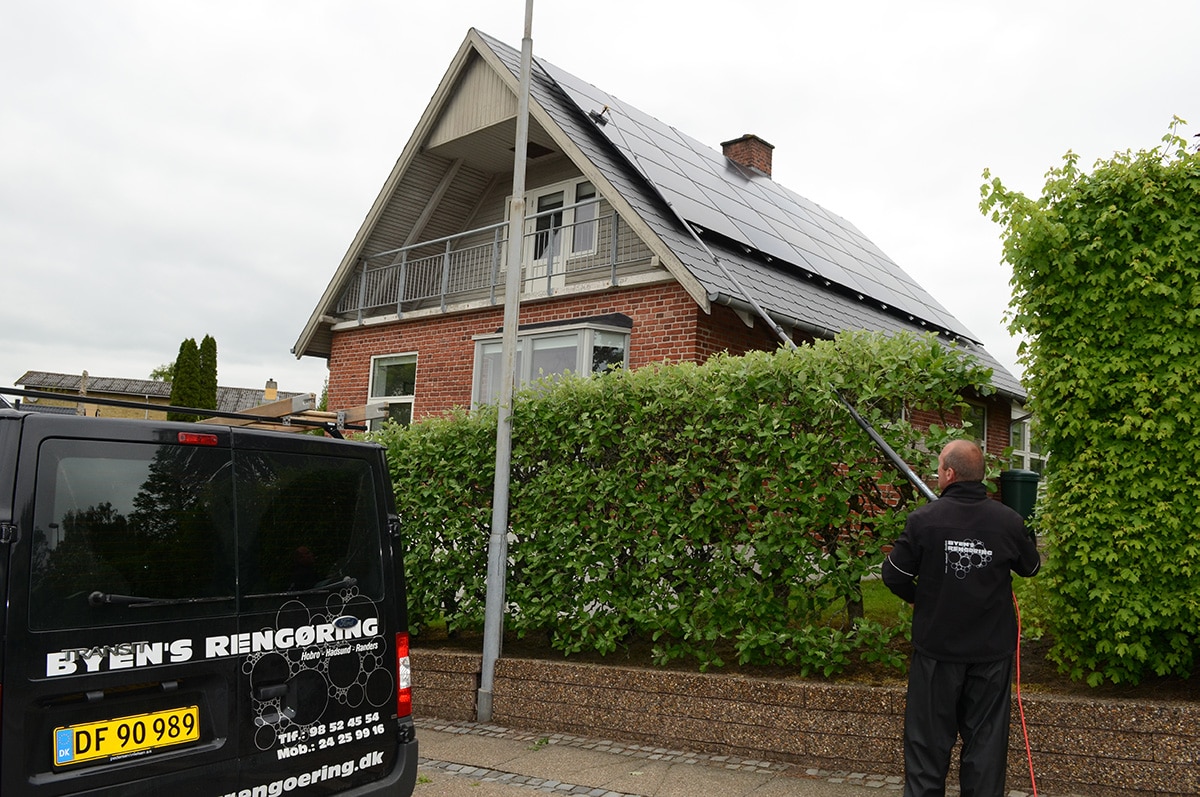 Solcelle- og vinduespudsning i Hobro
