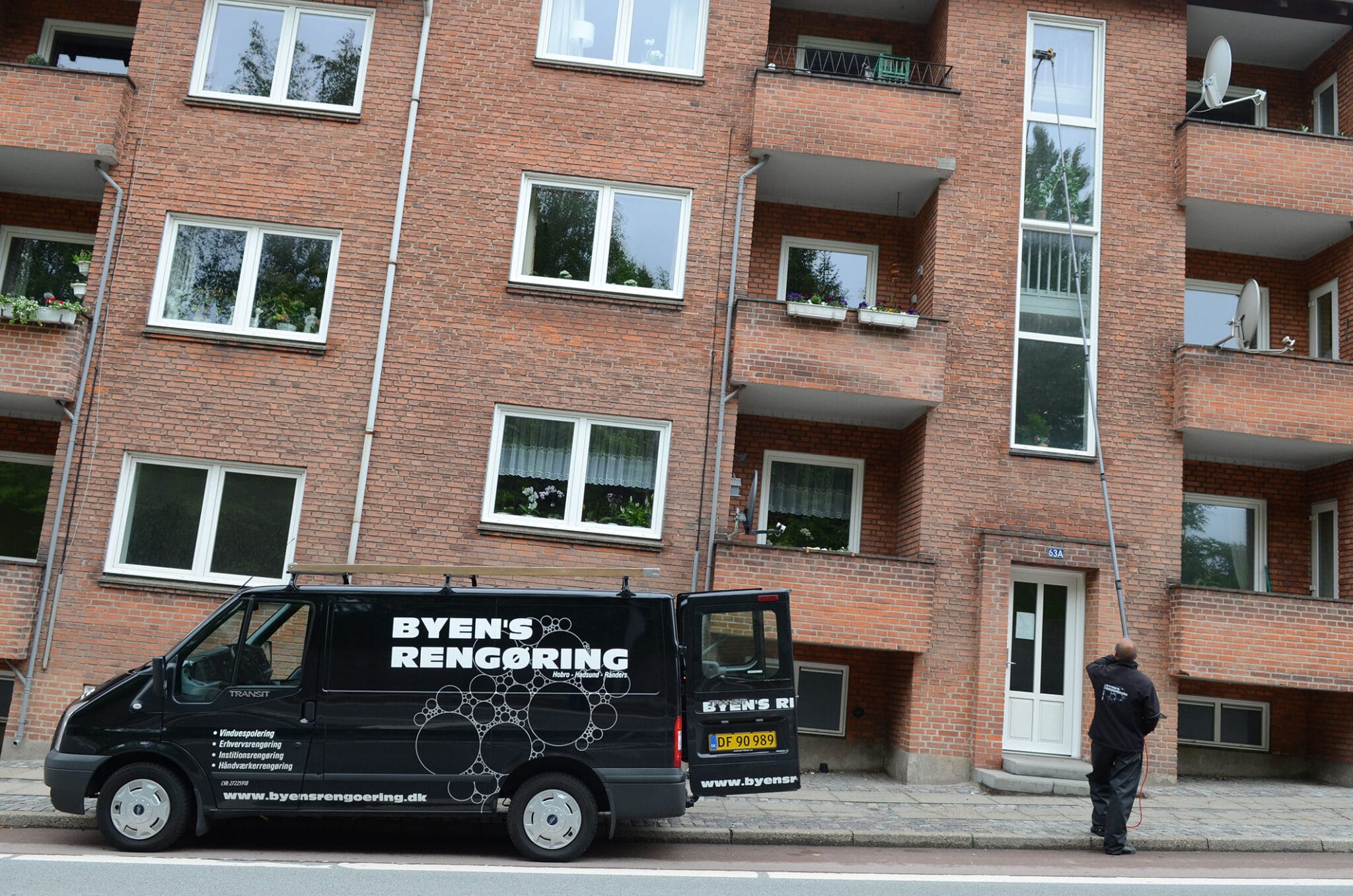 Vinduespudsning på boligblok i Hobro